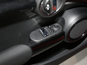 2021款三门版 2.0T COOPER S 典藏版 主驾车窗控制区	