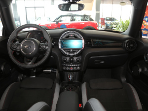 2021款三门版 2.0T COOPER S 典藏版 内饰全景