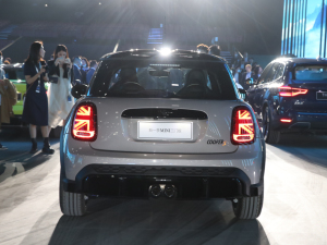 2022款三门版 2.0T COOPER S 艺术家 正后	
