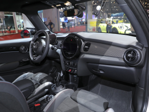 2022款三门版 2.0T COOPER S 艺术家 中控区
