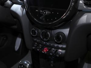 2022款三门版 2.0T COOPER S 艺术家 中控区