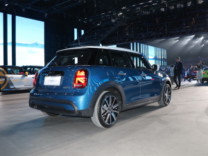 2022款五门版 1.5T COOPER 艺术家 整体外观
