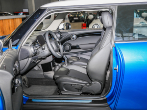 2022款三门版 1.5T COOPER 经典派 前排空间