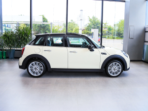 2022款五门版 1.5T COOPER 经典派  整体外观
