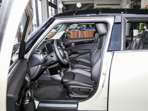 2022款五门版 1.5T COOPER 经典派  前排空间