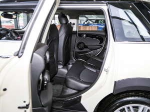 2022款五门版 1.5T COOPER 经典派  后排空间