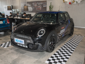 2022款五门版 1.5T COOPER 黑标特别版 左前45度