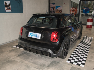2022款五门版 1.5T COOPER 黑标特别版 右后45度