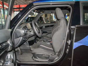 2022款五门版 1.5T COOPER 黑标特别版 前排空间