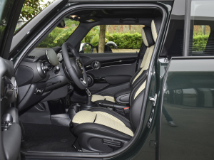 2022款2.0T COOPER S 执迷特别版 五门版 前排空间