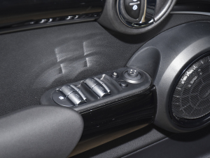 2022款2.0T COOPER S 执迷特别版 五门版 主驾车窗控制区	