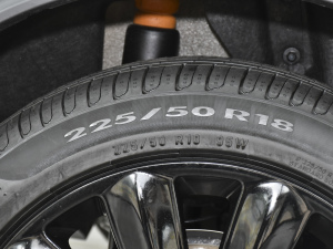 2022款1.5T COOPER ALL4 鉴赏家 轮胎尺寸