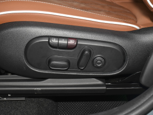 2022款1.5T COOPER ALL4 鉴赏家 主驾驶座椅调节