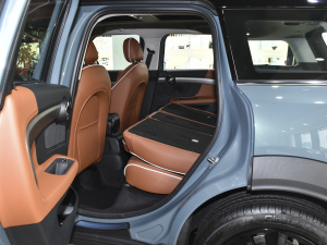 2022款1.5T COOPER ALL4 鉴赏家 后排座椅放倒