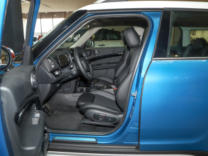 2022款改款 1.5T COOPER ALL4 前排空间