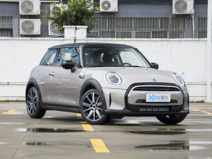 2023款1.5T COOPER 艺术家 右前45度