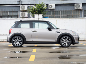 2023款1.5T COOPER 艺术家 正侧（右）