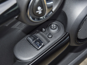 2023款1.5T COOPER 艺术家 主驾车窗控制区	