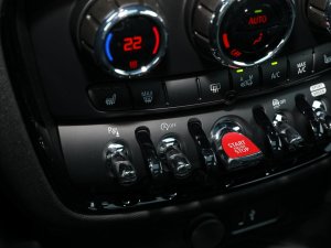 20232.0T COOPER S ؄e п؅^