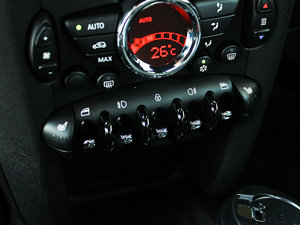 2012款JCW 主驾车窗控制区	
