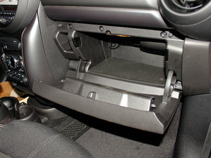 2012款COOPER S 手套箱