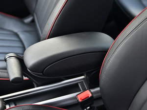 2013款1.6T ALL 4 中央扶手箱