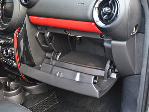 2013款1.6T ALL 4 手套箱