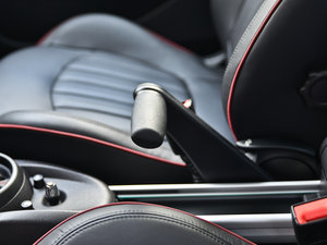 2013款1.6T ALL 4 驻车制动器