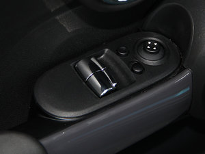2014款3-DOOR ONE+ 主驾车窗控制区	