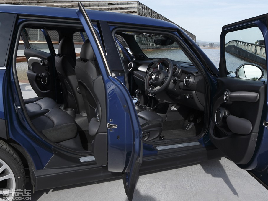 2015MINI 5-DOOR COOPER