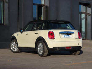 2015款5-DOOR COOPER Excitement 左后45度