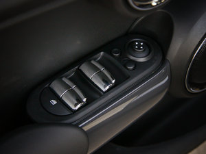2015款5-DOOR COOPER Excitement 主驾车窗控制区	