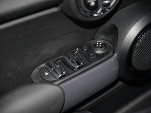 2015款5-DOOR COOPER Fun 主驾车窗控制区	