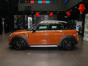 2017款COOPER ALL4 旅行家 正侧（左）