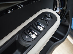 2017款COOPER S ALL4 探险家 主驾车窗控制区	