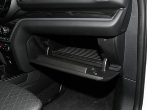 2017款COOPER S ALL4 旅行家 手套箱