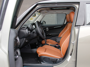 2018款五门版 2.0T COOPER S 艺术家 前排空间