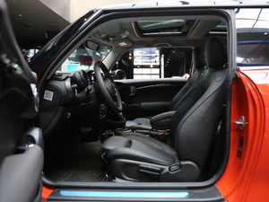 2018款三门版 2.0T COOPER S 经典派 前排空间