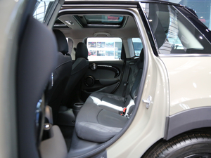 2018款五门版 1.5T COOPER 经典派 后排空间