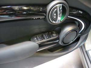 2018款五门版 1.5T COOPER 经典派 主驾车窗控制区	