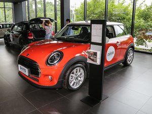 2018款三门版 1.5T COOPER 经典派 左前45度