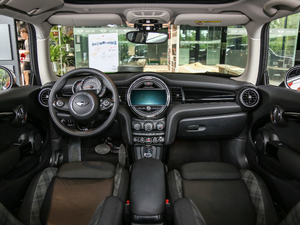 2018款三门版 1.5T COOPER 经典派 内饰全景
