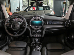 2018款五门版 1.5T COOPER 艺术家 内饰全景