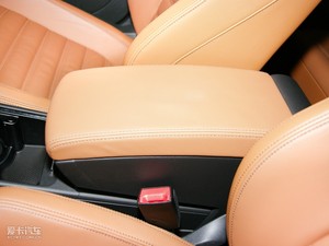 2009款3.6L 舒适版 中央扶手箱