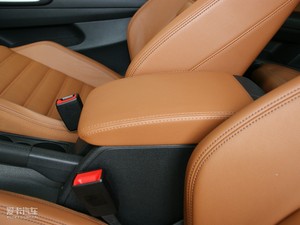2009款1.4TSI 豪华版 中央扶手箱