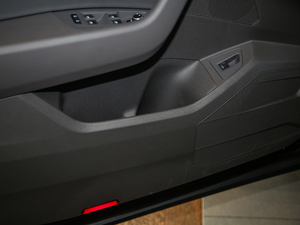 2020款3.0TSI 锐享版 前门储物空间