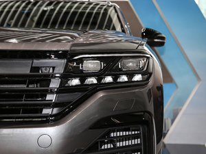 2020款3.0TSI 锐尊版 大灯