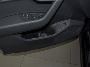 2021款2.0TSI 领航特别版 前门储物空间