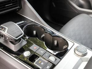 2022款3.0TSI 锐尊二十周年特别版 前排杯架