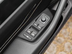 2022款2.0T Shooting Brake R-Line 主驾车窗控制区	
